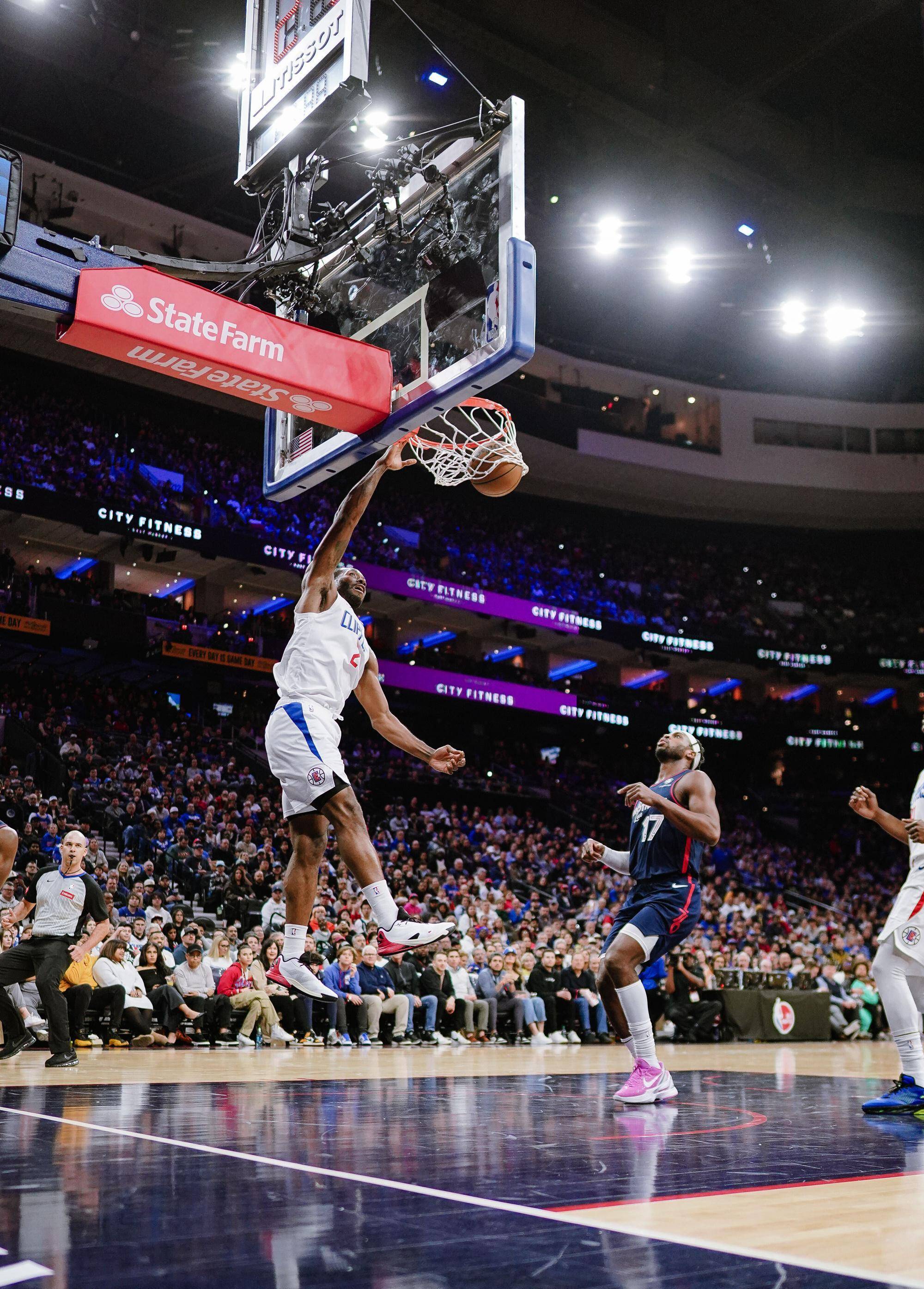 关于哈登在加拿大队比赛中领先优势明显，比赛局势复杂引发热议！引发球迷热议的信息