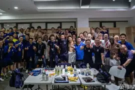 包含里程碑夜！上海申花调整名单；荷甲转会期刷纪录；球迷炸锅；阵容厚度经受考验的词条